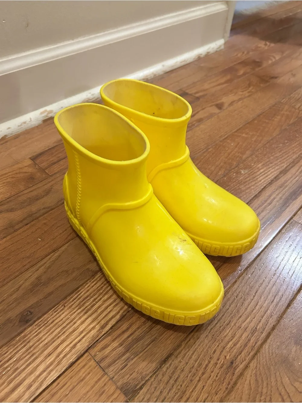 UGG Kids Yellow Rain Boots Size 1 Waterproof Rubber Ankle Boots
